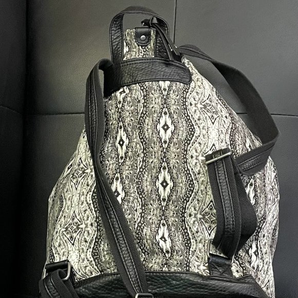 Rare VOLCOM Cruz Backpack. Just in for Summer! Excellent Condition - Picture 4 of 6